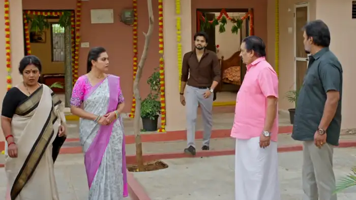 భర్తతో కలిసి గాయత్రి..