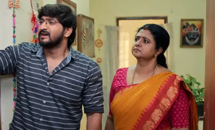డోర్ తీయని రోహిణి..