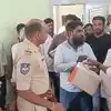 హిందూ పిల్లలకు ఉర్దూ పాఠాలు.. పోలీసుల ముందే స్కూల్ ప్రిన్సిపాల్‌పై దాడి