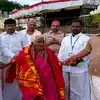 116 ఏళ్ల సామాన్య భక్తురాలికి వీఐపీ బ్రేక్ దర్శనం.. బామ్మ ఆశీర్వాదం తీసుకున్న టీటీడీ ఈవో