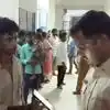 నొప్పులు వచ్చినా వైద్యులు రాకపోవడంతో.. నిల్చున్న చోటే ప్రసవించిన గర్భిణీ.. కిందపడి తీవ్రంగా గాయపడ్డ శిశువు