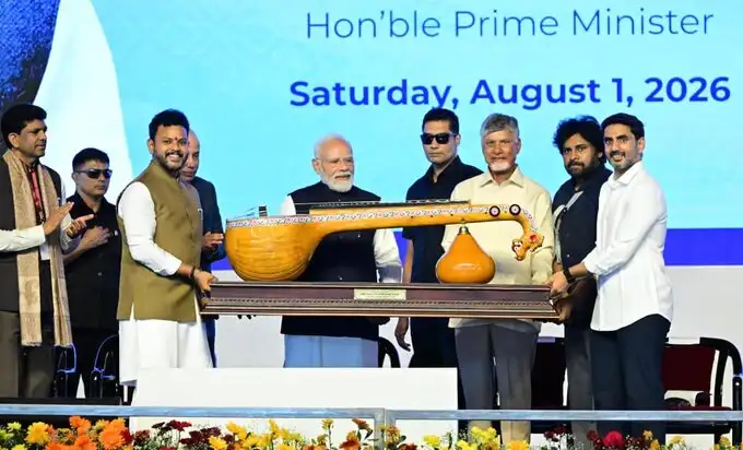 ప్రధాని మోదీకి బొబ్బిలి వీణ బహూకరణ