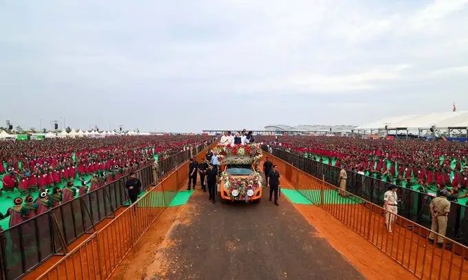 థింసా నృత్యంతో ప్రధాని మోదీకి ఘనస్వాగతం