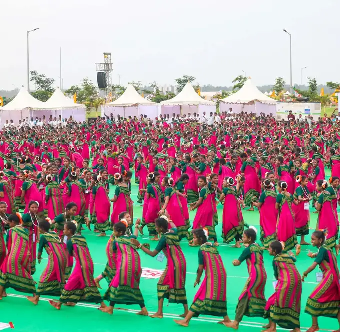 థింసా నృత్యానికి కాలు కదుపుతున్న మహిళలు