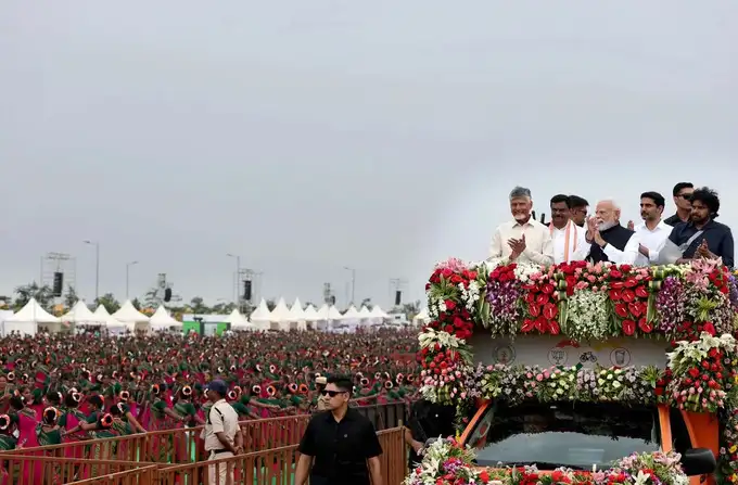 థింసా నృత్యాన్ని ఆసక్తిగా గమనిస్తున్న ప్రధాని మోదీ 