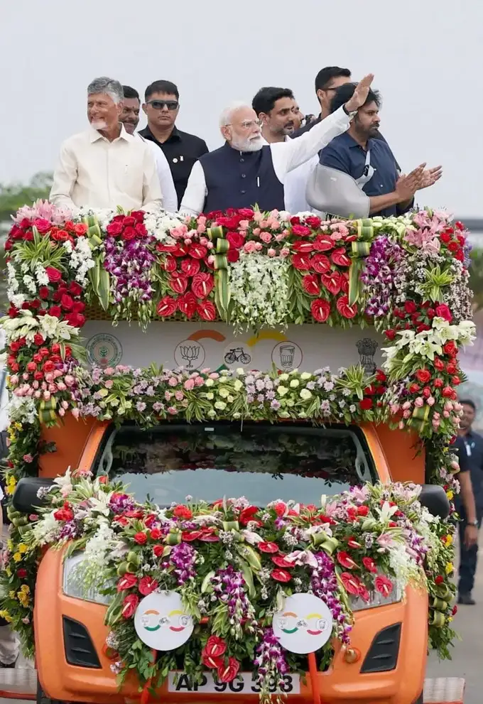 ప్రధాని మోదీ అభివాదం 