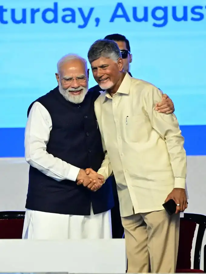 చంద్రబాబుతో ప్రధాని మోదీ కరచాలనం