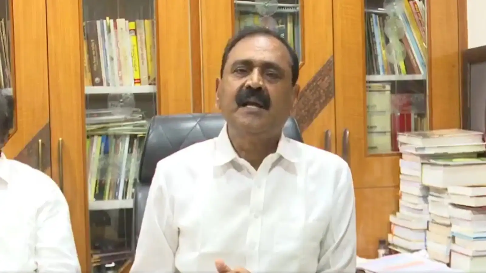 కేంద్ర మంత్రికి వినతిపత్రం ఇచ్చారని టీచర్లను సస్పెండ్ చేస్తారా.. వైసీపీ నేత భూమన – politics