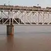 రాజమండ్రిలో తీవ్ర విషాదం.. గోదావరిలో దూకిన పిఠాపురం పంచాయతీరాజ్ ఏఈ కుటుంబం