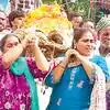 తండ్రి పాడె మోసిన కూతుళ్లు.. అంత్యక్రియలకు అన్నీ తామై!