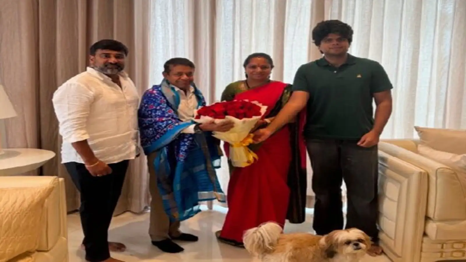 కల్వకుంట్ల కవితతో తమిళనాడు సీఎం విజయ్జ్యోతిష్యుడు రాధన్ భేటీ.. ఫోటో వైరల్ – movies