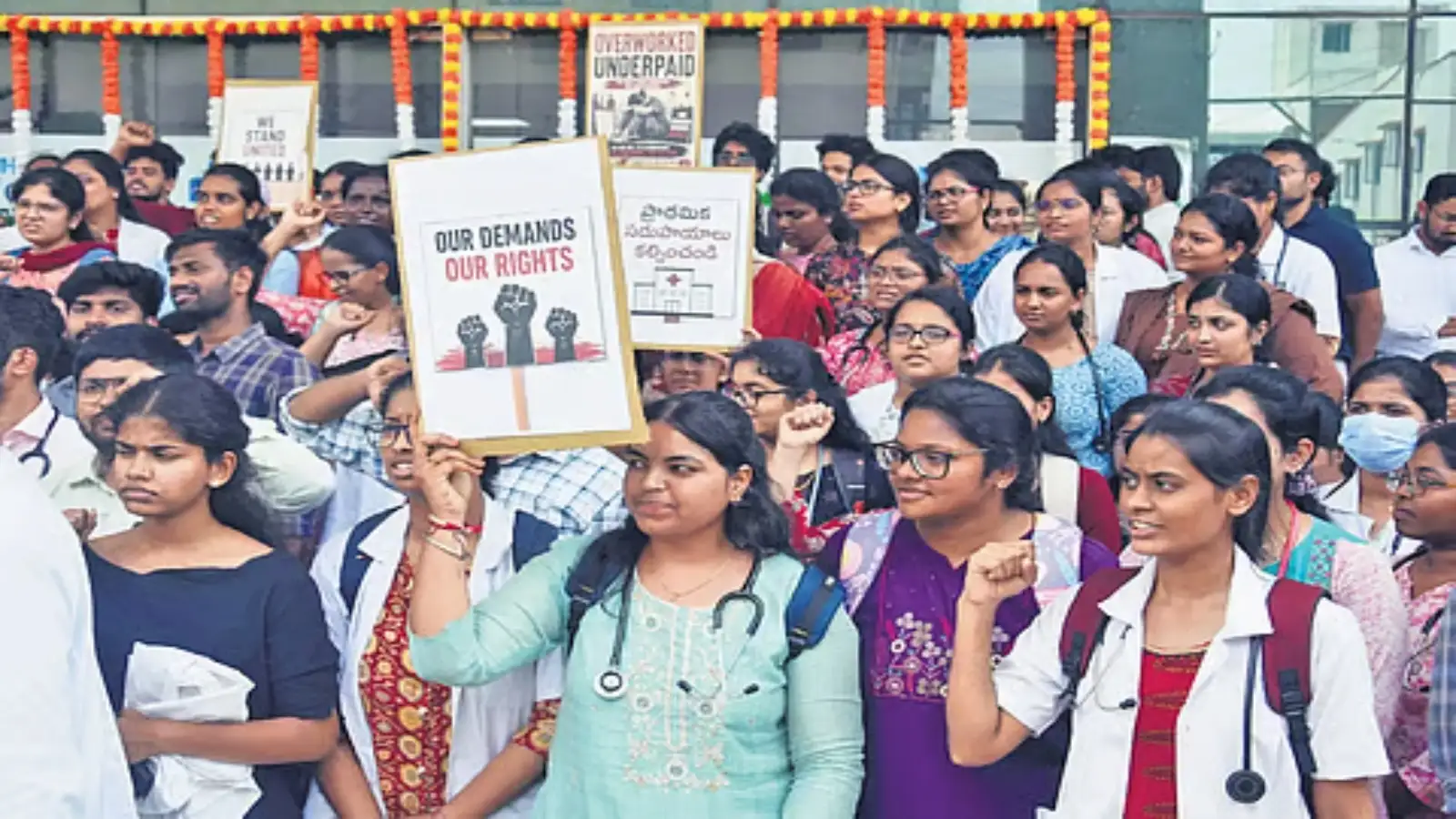 ఏపీలో జూనియర్ డాక్టర్లకుస్టైపండ్ పెంపు.. అయినా వెనక్కి తగ్గమంటున్న జూడాలు – politics