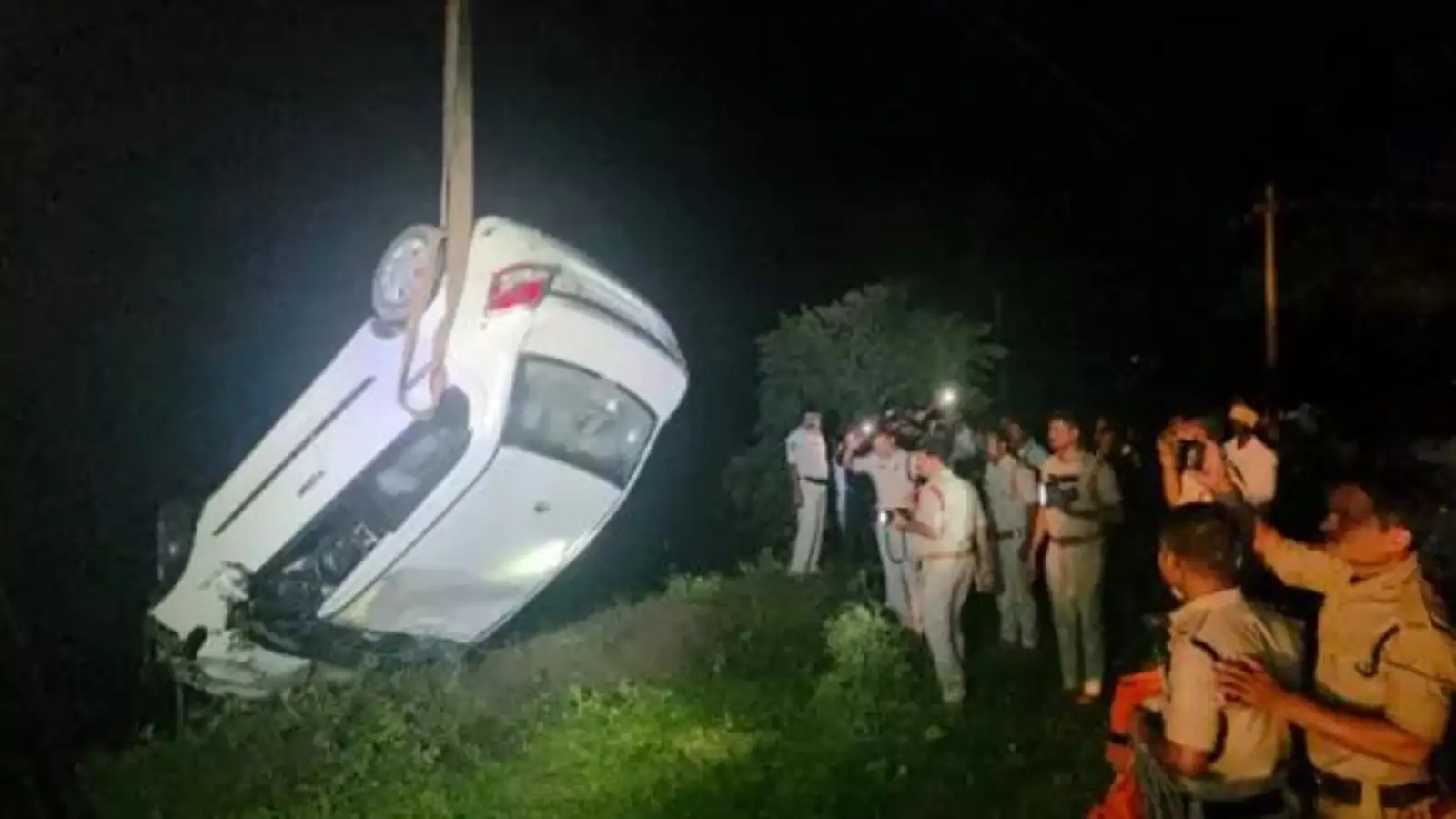 బావిలోకి దూసుకెళ్లిన కారు.. ఓకే కుటుంబంలో నలుగురు మృతి – politics బావిలోకి దూసుకెళ్లిన కారు.. ఓకే కుటుంబంలో నలుగురు మృతి – politics