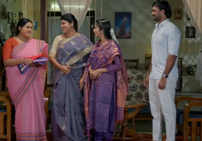 చీర, పూలు ఇచ్చిన రాజేశ్వరి..