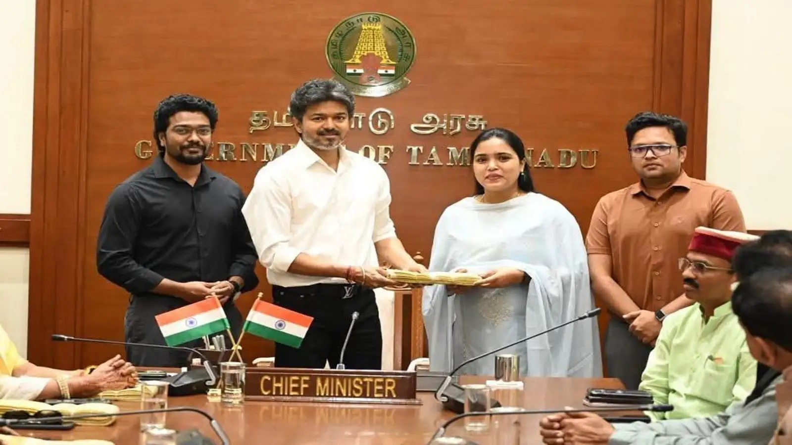 తమిళనాడు సీఎం విజయ్ ను కలిసిన వైసీపీ ఎంపీ.. చెన్నైలోని సచివాలయంలో భర్తతో కలిసి భేటీ – politics