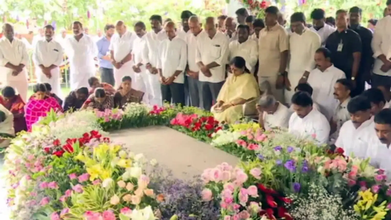 వైఎస్సార్ కు జగన్ నివాళులు.. ఇడుపులపాయలోప్రత్యేకప్రార్థనలు – politics