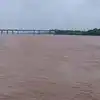 గోదావరి నదిలోకి దూకిన మరో కుటుంబం.. ముగ్గురు గల్లంతు, ఒకర్ని రక్షించిన జాలర్లు