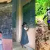 ఈయన కదా అసలైన గురువంటే.. ఒక్క విద్యార్థి కోసం 55 ఏళ్ల వయసులోనూ 5 కి.మీల ట్రెక్కింగ్ చేసి బడికెళ్తున్న ఉపాధ్యాయుడు!