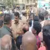 Temple Wall Demolished In Trichy,பூர்விக கோவிலை சுற்றி சுற்றுச்சுவர் இடிப்பு...நீதிமன்ற ஆணை இருந்தும் அனுமதி மறுப்பு...ஊர் மக்கள் திடீர் சாலை மறியல்! - temple wall will be demolished village people protest in trichy - Samayam Tamil