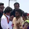 திருமணம் முடிந்த கையோடு விஜய் பிரசார வாகனத்தில் ஏறிய மணமக்கள்: வைரல் வீடியோ! 