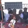 எம்.ஜி.ஆர் சிலைக்கு உருகி முத்தமிட்ட விஜய்! - மாதவரத்தை ஸ்தம்பிக்க வைத்த தவெக தலைவர் 