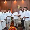 ஆளுநரை சந்திக்கிறார் விஜய்-ஆட்சி அமைக்க உரிமை கோருகிறார்! 