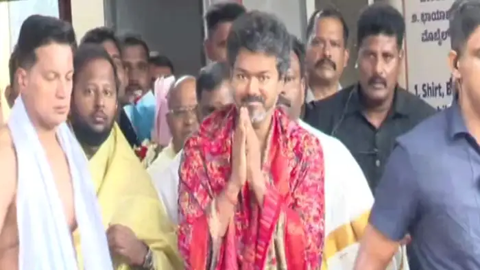 விஜய் வழிபாட்டு தலங்களுக்கு செல்வது வழக்கம் விஜய் வழிபாட்டு தலங்களுக்கு செல்வது வழக்கம்