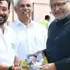 குடியரசு துணைத் தலைவரை வரவேற்ற அமைச்சர் சம்பத்குமார்: துணை ஜனாதிபதிக்கு அவர் கொடுத்த புத்தகம்தான் ஹைலைட்