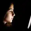 Cellphone Radiation,சருமத்தை பாதிக்கும் செல்போன் கதிர்கள், இருட்டில் ...