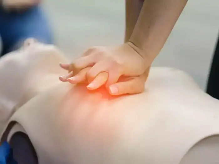 Heart Attack,மாரடைப்பு ஏற்பட்டவர்களுக்கு CPR முதலுதவி செய்யும்போது ...