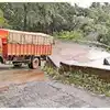 ಹದಗೆಟ್ಟ ರಸ್ತೆಯಿಂದ ಟ್ರಾಫಿಕ್ ಜಾಮ್,ಆಗುಂಬೆ ಘಾಟಿ ತಿರುವುಗಳಲ್ಲಿ ಹೊಂಡ ಅಪಘಾತಕ್ಕೆ ಆಹ್ವಾನ : ಸಂಚಾರ ಸಂಕಷ್ಟ, ಟ್ರಾಫಿಕ್‌ ಜಾಮ್‌ - potholes at agumbe ghati bends invite accidents traffic problems traffic jam - vijaykarnataka