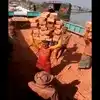 Man Balancing Bricks On Head,ಅಬ್ಬಬ್ಬಾ! : ಈ ವ್ಯಕ್ತಿ ತಲೆಯಲ್ಲಿ ...